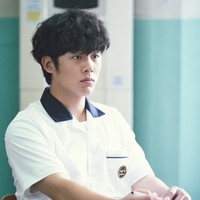 Namun karena belum bisa mengontrol kekuatannya, Bong Seok sering kali terbang tanpa dia sadari. Kondisi ini membuatnya harus memakai pemberat agar tubuhnya tidak selalu melayang. Foto: Instagram/@jungha.km Disney+