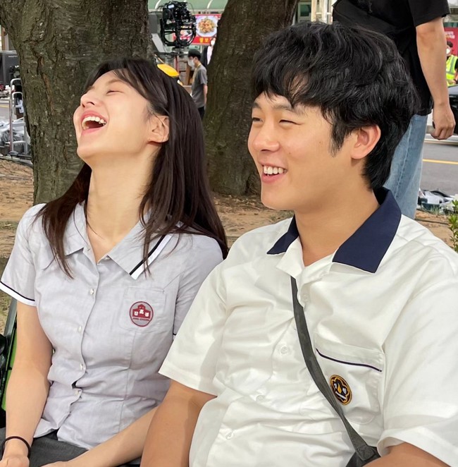 Beranjak remaja, Bong Seok harus banyak makan agar bobotnya selalu berat, dengan harapan agar tubuhnya tidak selalu melayang dengan sendirinya. Foto: Instagram/@jungha.km Disney+