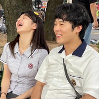 Beranjak remaja, Bong Seok harus banyak makan agar bobotnya selalu berat, dengan harapan agar tubuhnya tidak selalu melayang dengan sendirinya. Foto: Instagram/@jungha.km Disney+