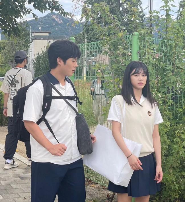 Untuk peran sebagai Kim Bong Seok, Lee Jung Ha menyantap banyak makanan hingga berat badannya naik 30 kg. Dia mengaku menikmati proses menjadi Bong Seok meskipun itu berarti terjadi perubahan drastis pada penampilannya. Foto: Instagram/@jungha.km Disney+