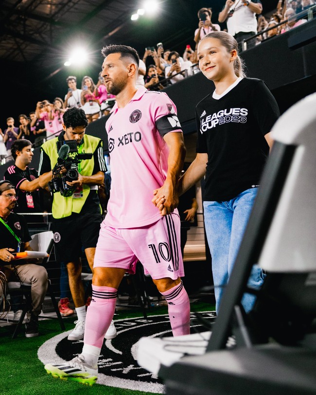 Harper yang saat ini berusia 12 tahun bergaya kasual. Kaus hitam dan celana jeans jadi andalan. (Foto: Dok. MLS)