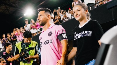 6 Foto Messi Berdua Harper Beckham Sebelum Tanding, Disebut Nepotisme