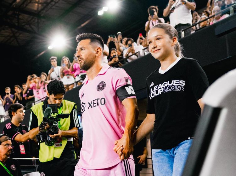 6 Foto Messi Berdua Harper Beckham Sebelum Tanding, Disebut Nepotisme