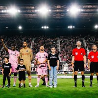 Namun, penampilan tersebut sempat menuai kritik.  “Seharusnya kesempatan tersebut diberikan untuk anak-anak biasa, bukan anak dengan uang dan koneksi,” tulis seorang netizen. (Foto: Dok. MLS)