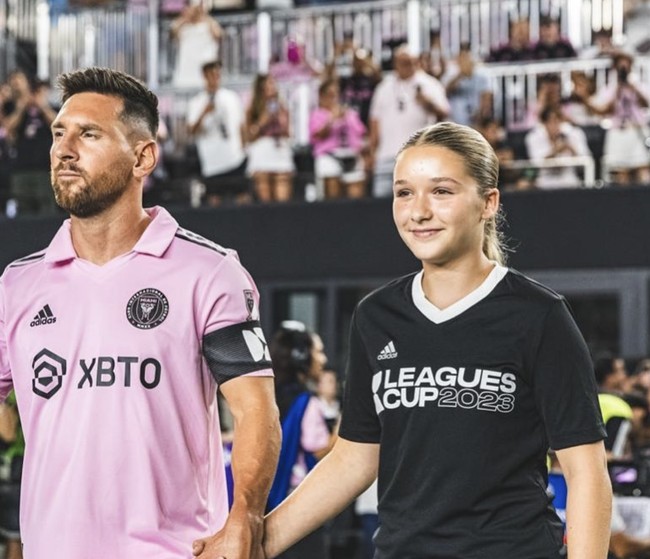 Sebagai putri dari David Beckham, salah satu pemilik Inter Miami, Harper berkesempatan berjalan mendampingi Messi, pemain dari Inter Miami. (Foto: Dok. MLS)