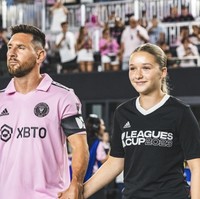 Sebagai putri dari David Beckham, salah satu pemilik Inter Miami, Harper berkesempatan berjalan mendampingi Messi, pemain dari Inter Miami. (Foto: Dok. MLS)