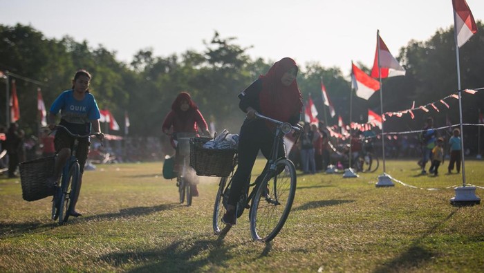 Lomba balap sepeda ontel dengan bronjong Peserta beradu cepat mengayuh sepeda dalam lomba balap sepeda ontel bronjong (keranjang sepeda) dengan pemberat sebelah di Desa Pranan, Sukoharjo, Jawa Tengah, Sabtu (12/8/2023). Lomba tersebut dalam rangka memeriahkan HUT Kemerdekaan RI ke-78 sekaligus mengenalkan desa wisata Pranan sebagai daerah penghasil jambu air di Sukoharjo. ANTARA FOTO/Mohammad Ayudha/tom.