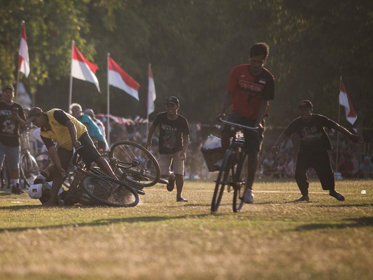 Seru Banget, Potret Balap Sepeda Onthel dengan Bronjong di Sukoharjo