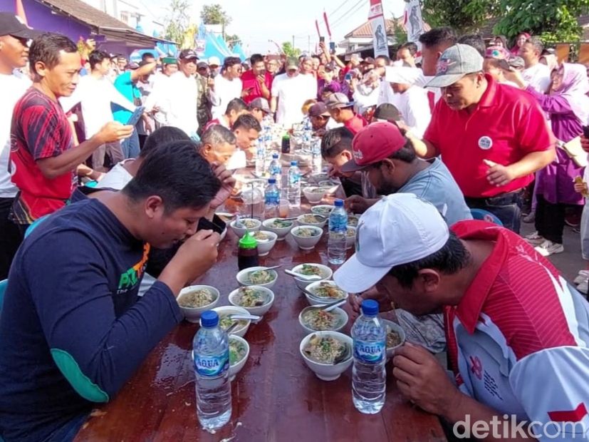 Lomba cepat makan soto di Boyolali, Minggu (13/8/2023).