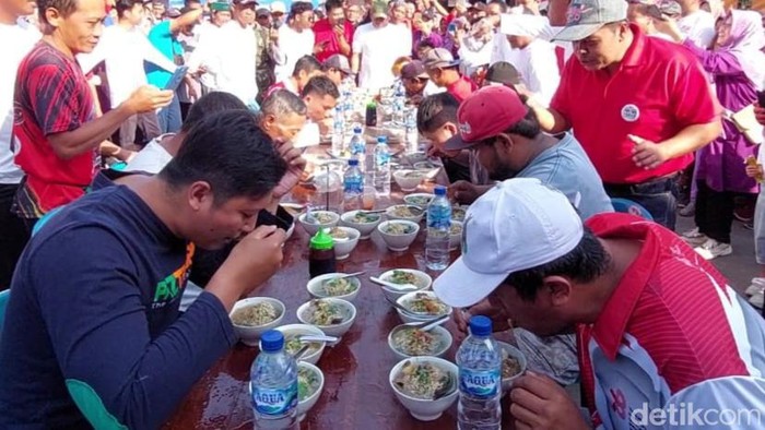 Lomba cepat makan soto di Boyolali, Minggu (13/8/2023).
