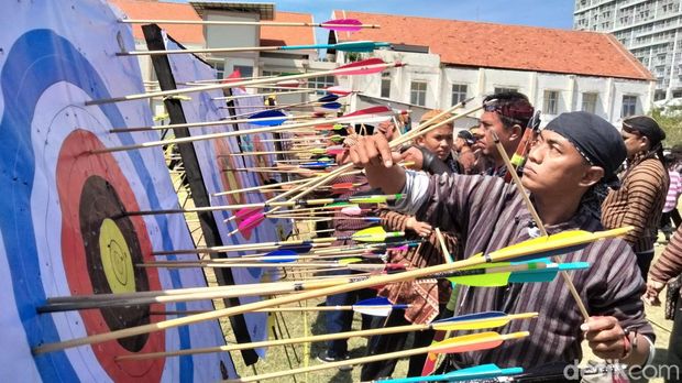 Ratusan pemanah dari berbagai daerah di Indonesia berebut menjadi yang terbaik dalam lomba memanah tradisional di Surabaya. Lomba ini digelar dalam rangka memperingati HUT ke-78 RI.