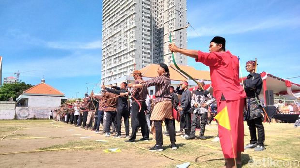 Ratusan pemanah dari berbagai daerah di Indonesia berebut menjadi yang terbaik dalam lomba memanah tradisional di Surabaya. Lomba ini digelar dalam rangka memperingati HUT ke-78 RI.