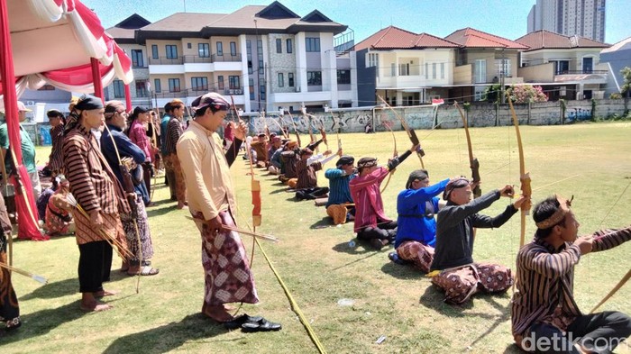 Ratusan pemanah dari berbagai daerah di Indonesia berebut menjadi yang terbaik dalam lomba memanah tradisional di Surabaya. Lomba ini digelar dalam rangka memperingati HUT ke-78 RI.