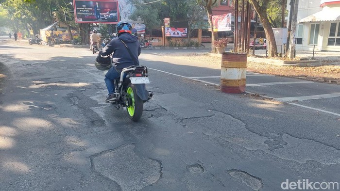 Lubang di Jalan Martanegara Bandung