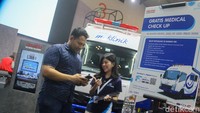 Pengunjung mengecek kesehatan di layanan Garda M Klinik yang ada di booth Isuzu hall 3 GIIAS 2023, ICE BSD City, Tangerang, Minggu (13/8/2023).