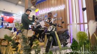 FIFGROUP melayani calon pembeli di GIIAS 2023 Hall 1 ICE BSD City, Tangerang, Minggu (13/8/2023).