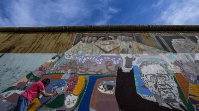 Melihat Restorasi Mural Mantan Presiden Salvador di Santiago