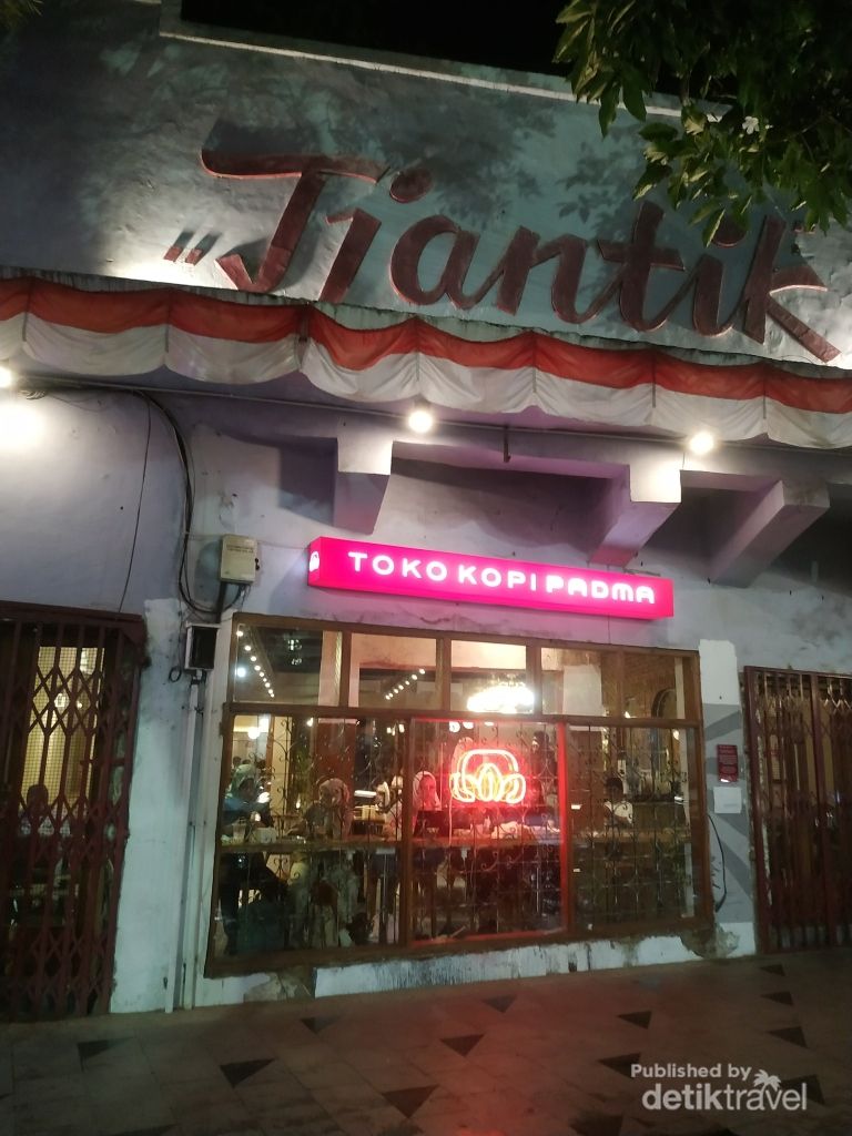 Toko kopi dengan tulisan Tjantik