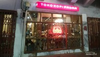 Toko kopi dengan tulisan Tjantik.