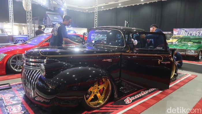 Mobil L300 pikap yang disulap menjadi mobil Chevrolet Jambrong tahun 1950an. Mobil tersebut salah satu peserta Indonesian Custom Show (ICS) 2023 di JEC, Banguntapan, Bantul, Sabtu (12/8/2023).