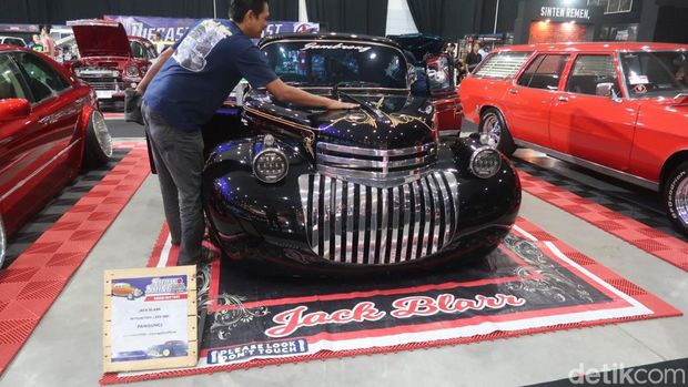 Mobil L300 pikap yang disulap menjadi mobil Chevrolet Jambrong tahun 1950an. Mobil tersebut salah satu peserta Indonesian Custom Show (ICS) 2023 di JEC, Banguntapan, Bantul, Sabtu (12/8/2023).