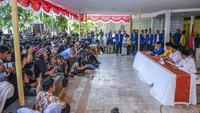 Ketua Umum Partai Gerindra Prabowo Subianto (kedua kanan) bersama Ketua Umum Partai Golkar Airlangga Hartarto (kedua kiri), Ketua Umum Partai Amanat Rakyat (PAN) Zulkifli Hasan (kiri), Ketua Umum Partai Kebangkitan Bangsa (PKB) Muhaimin Iskandar (kanan) memberikan keterangan pers usai deklarasi dukungan dalam Pilpres 2024 di Museum Perumusan Naskah Proklamasi, Jakarta, Minggu (13/8/2023).