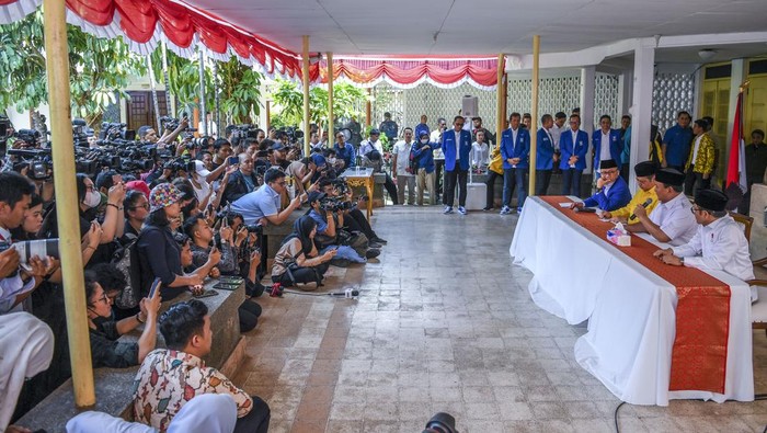 Momen Golkar dan PAN Dukung Prabowo Maju dalam Pilpres 2024 Ketua Umum Partai Gerindra Prabowo Subianto memberikan pidato saat deklarasi dukungan di Museum Perumusan Naskah Proklamasi, Jakarta, Minggu (13/8/2023). Partai Golkar dan PAN resmi berkoalisi dengan Partai Gerindra dan Partai PKB untuk mendukung Ketua Umum Partai Gerindra Prabowo Subianto maju dalam pemilihan presiden (Pilpres) 2024. ANTARA FOTO/Galih Pradipta/YU