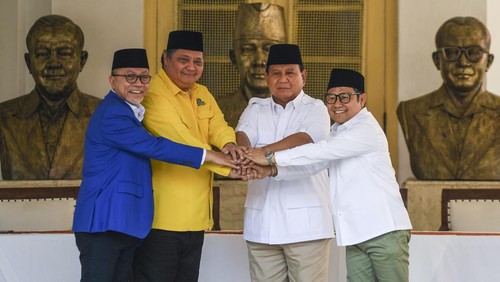 Ketua Umum Partai Gerindra Prabowo Subianto memberikan pidato saat deklarasi dukungan di Museum Perumusan Naskah Proklamasi, Jakarta, Minggu (13/8/2023). Partai Golkar dan PAN resmi berkoalisi dengan Partai Gerindra dan Partai PKB untuk mendukung Ketua Umum Partai Gerindra Prabowo Subianto maju dalam pemilihan presiden (Pilpres) 2024. ANTARA FOTO/Galih Pradipta/YU