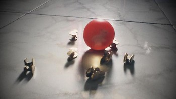 Permainan bola bekel, juga digemari oleh anak-anak perempuan. Pemainnya harus bisa menangkap biji-biji yang ada sembari melemparkan bola pantul. Foto: Brightside