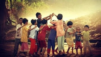 Ular-ularan atau ular naga, permainan ini mengharuskan beberapa peserta saling berpegangan pundak seperti berbaris. Berjalan beriringan melewati ‘gerbang’ yang sewaktu-waktu bisa menangkap. Foto: Brightside