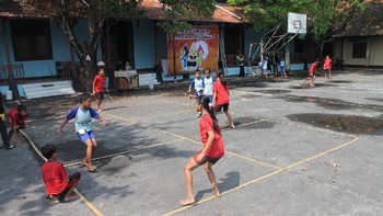 Galasin atau juga dikenal sebagai gobak sodor. Pemain yang bisa melewati penjaga garis, jadi juaranya. Foto: Twitter