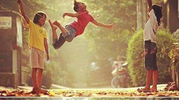 Lompat tali, peserta harus melewati beberapa tingkat lompatan untuk jadi juaranya. Foto: Twitter