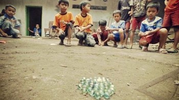Bermain kelereng, banyak mode permainan yang bisa dipilih untuk memainkan bola kaca ini. Foto: Twitter