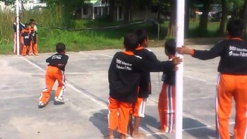Jaga benteng atau bentengan peserta akan menjaga bentengnya masing-masing untuk menahan serangan dari lawan. Permainan ini membutuhkan minimal dua kelompok. Foto: Twitter