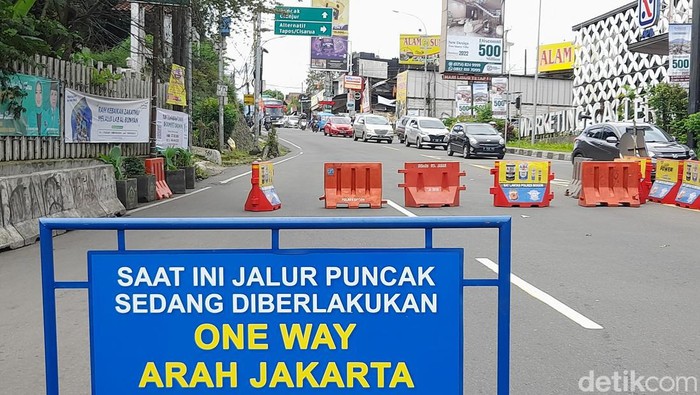 One way puncak diterapkan Minggu (13/8/2023). Foto: Sholihin.