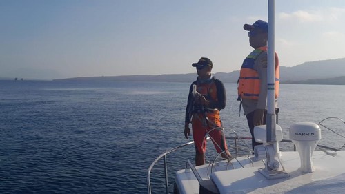 Operasi pencarian penumpang yang menceburkan diri di Selat Bali, Minggu (13/8/2023). (Foto: Istimewa)