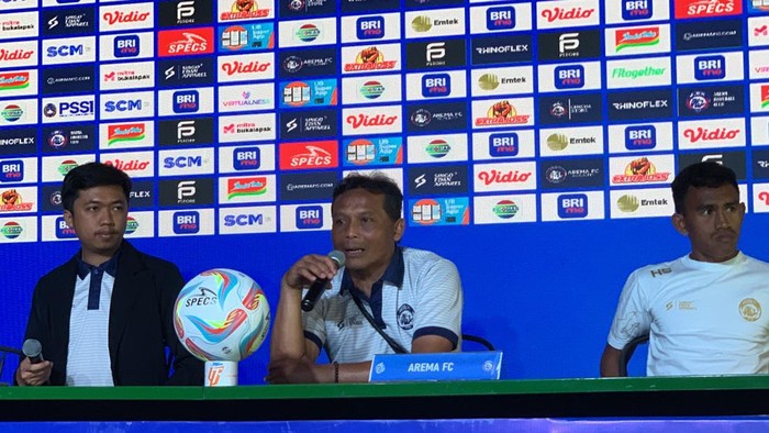 Pelatih Arema FC Kuncoro saat memberikan keterangan di Gianyar, Minggu (13/8).