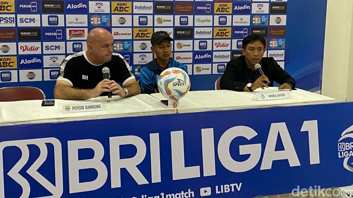 Pelatih Persib Bojan Hodak (kiri) dan Beckham Putra (tengah)
