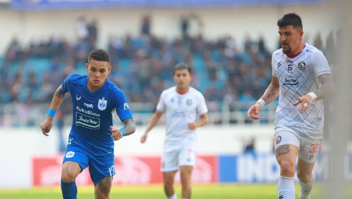 Pemain asal Timor Leste, Gali Freitas (biru) akan menjadi andalan PSIS melawan Dewa United. Laga PSIS vs Dewa United bakal digelar Senin, 14 Agustus 2023
