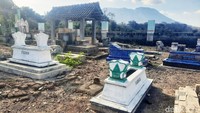 Kuburan muslim dan nonmuslim yang tampak beda arah/Foto: Chuk Shatu Widarsha/detikJatim