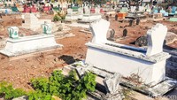 Kuburan muslim dan nonmuslim di pemakaman umum/Foto: Chuk Shatu Widarsha/detikJatim