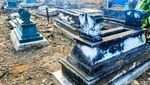 Potret Pemakaman Keluarga Beda Agama di Situbondo