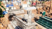 Keluarga yang anggotanya beda agama tetap bersama dalam satu blok pemakaman, sehingga beda arah kuburan/Foto: Chuk Shatu Widarsha/detikJatim