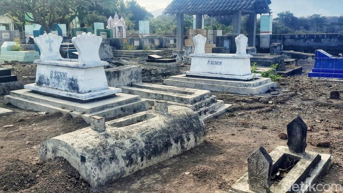 Pemakaman di Desa Wonorejo, Kecamatan Banyuputih, Situbondo berbeda dengan pemakaman pada umumnya. Pemakaman ini berisi kuburan muslim dan nonmuslim.