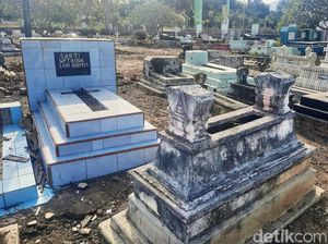 Potret Pemakaman Keluarga Beda Agama di Situbondo