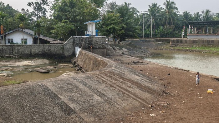 Seorang anak bermain di sekitar Waduk Cicinta di Lebak, Banten, Sabtu (12/8/2023). Memasuki musim kemarau, waduk yang berfungsi sebagai irigasi persawahan tersebut mengalami penyusutan volume air waduk sekitar tiga meter. ANTARA FOTO/Muhammad Bagus Khoirunas/tom.