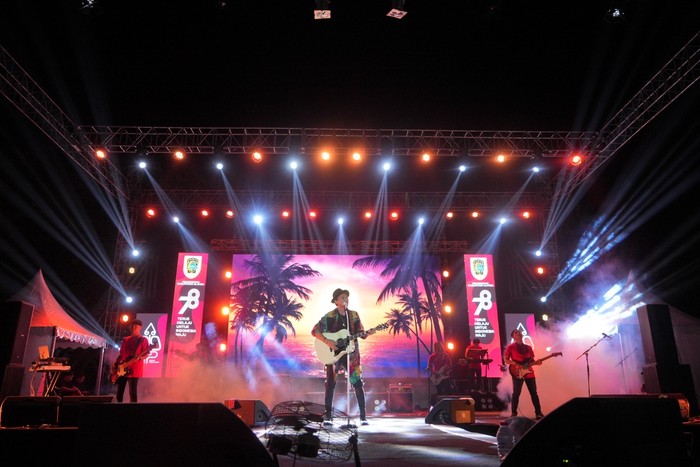 Perayaan hari jadi Klaten ke-219 dengan konser musik dan pesta kembang api berlangsung meriah di Alun-Alun Klaten, Sabtu (12/8).