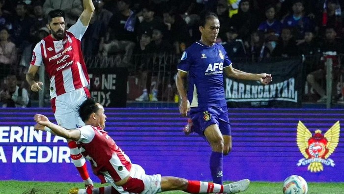 Persik vs Persis