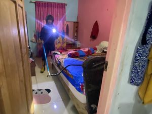 Ular Kobra Masuk Kamar Tidur Warga di Barito Utara, Damkar Evakuasi