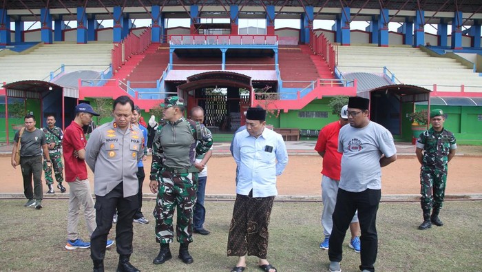 Pj Bupati Jepara Edy Supriyanta dan Forkopimda mengecek Stadion Bumi Kartini Jepara, Minggu (13/8/2023). Stadion GBK Jepara ini disebut rusak usai penutupan Porprov Jateng.